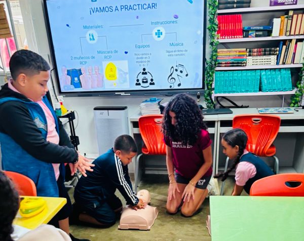 Alejandra Díaz teaching CPR. Photograph provided by Valentina. 